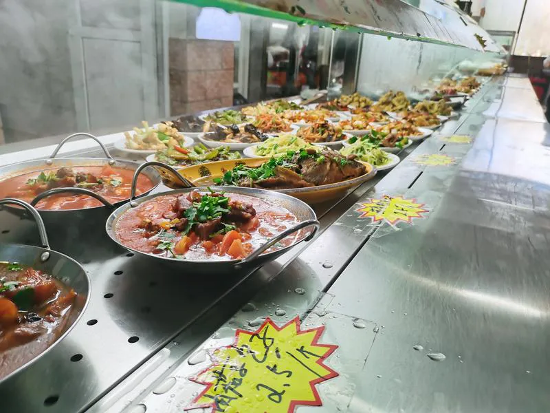 小E助手：食堂临时工的真实生活，一份兼职工作的观察与思考