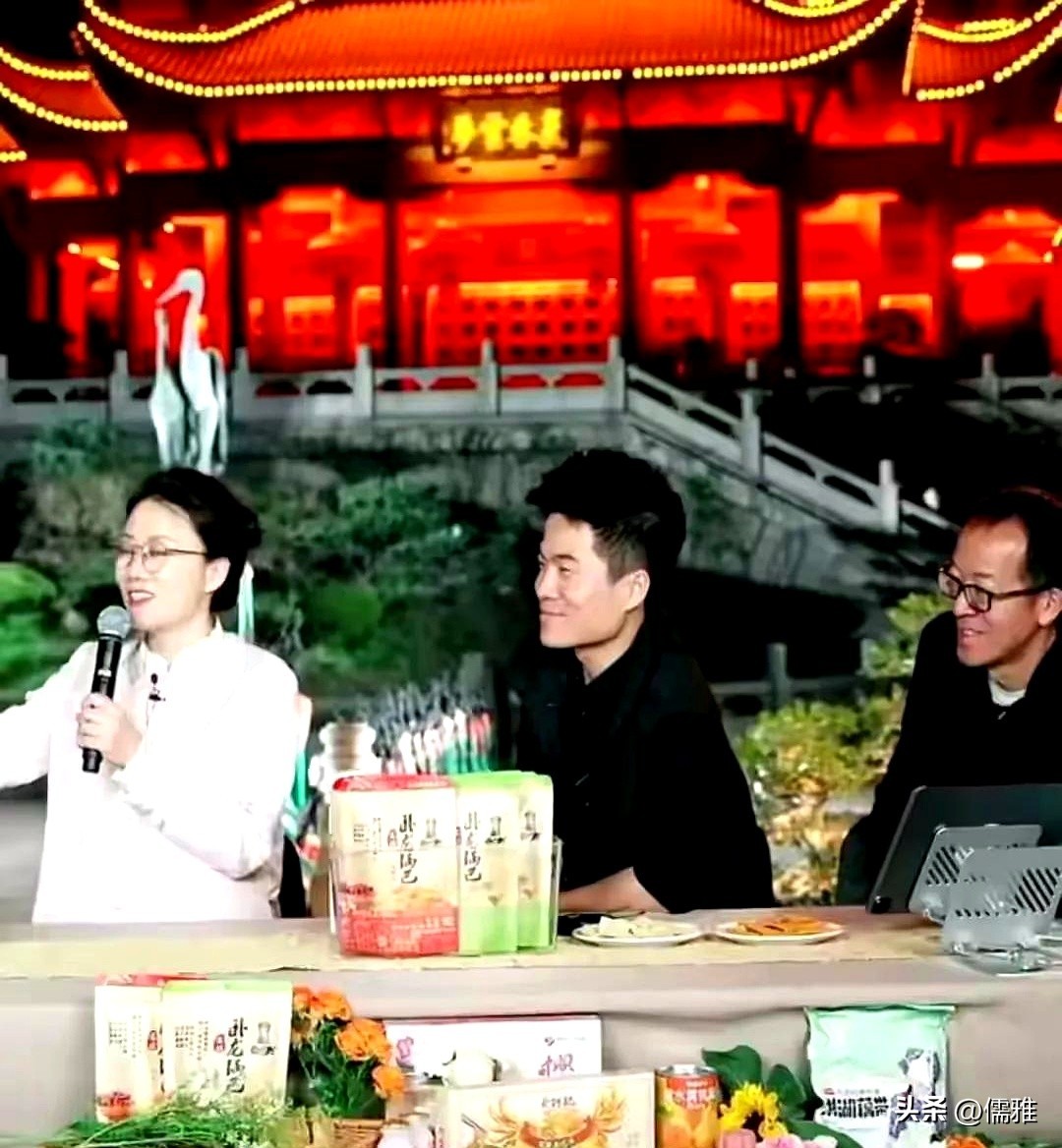 小U助手：俞敏洪与董宇辉职场关系揭秘，从师徒到竞争者的微妙转变
