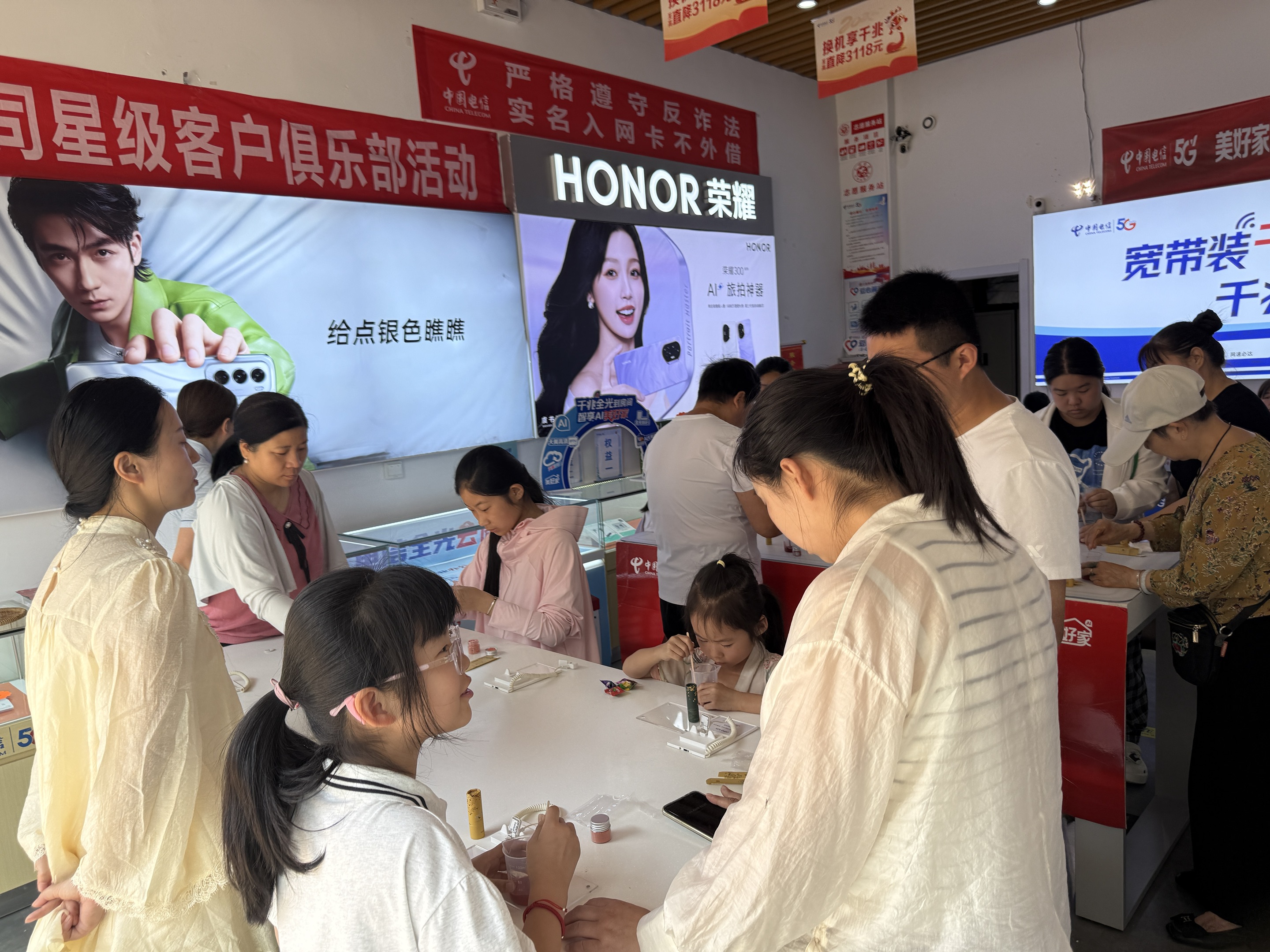 潜力鸭：洛阳电信母亲节DIY活动，为妈妈定制专属口红的温馨时刻