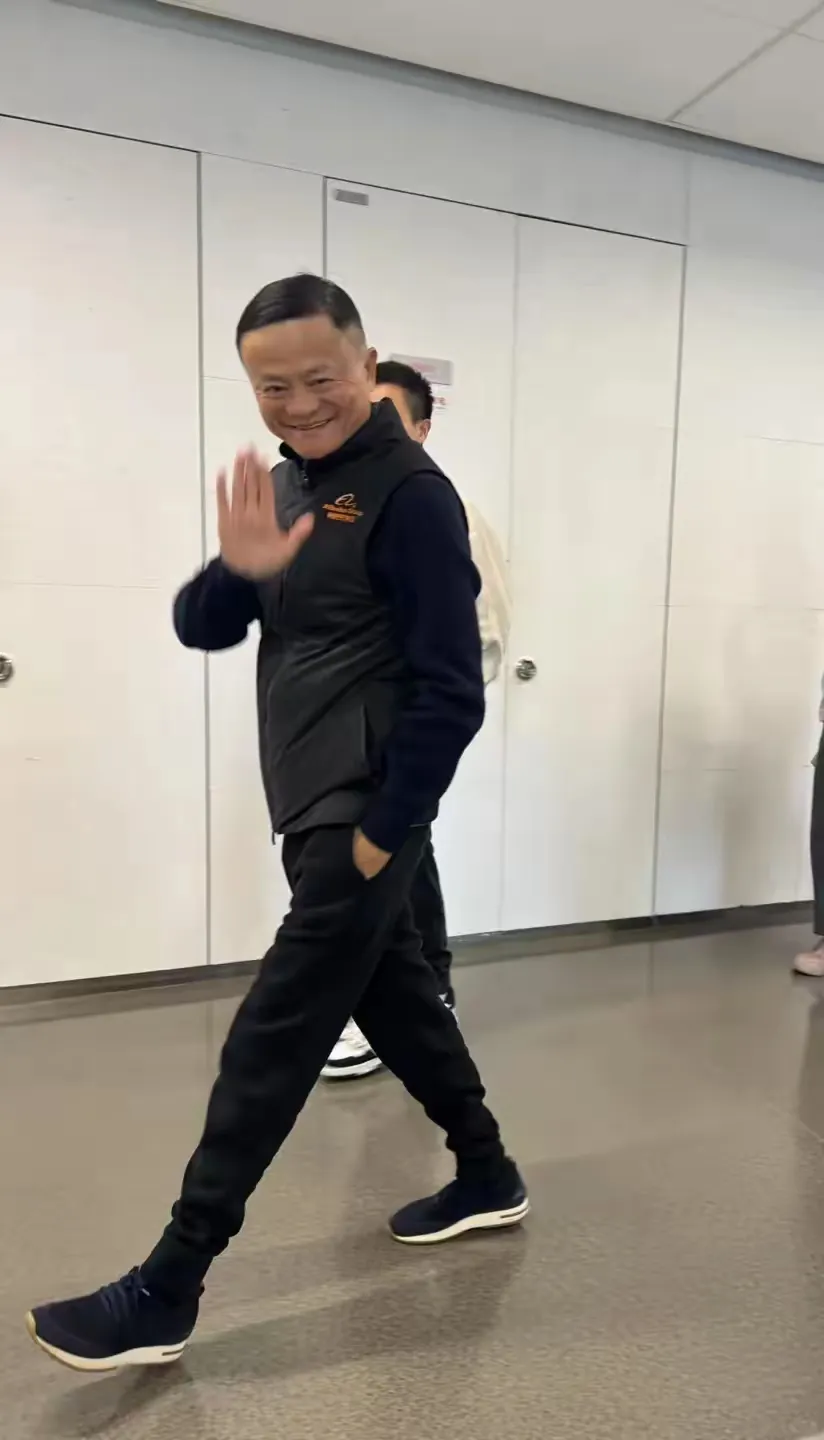超单助手：马云近照曝光，白发谦逊态度与员工亲和，展现成熟领导魅力