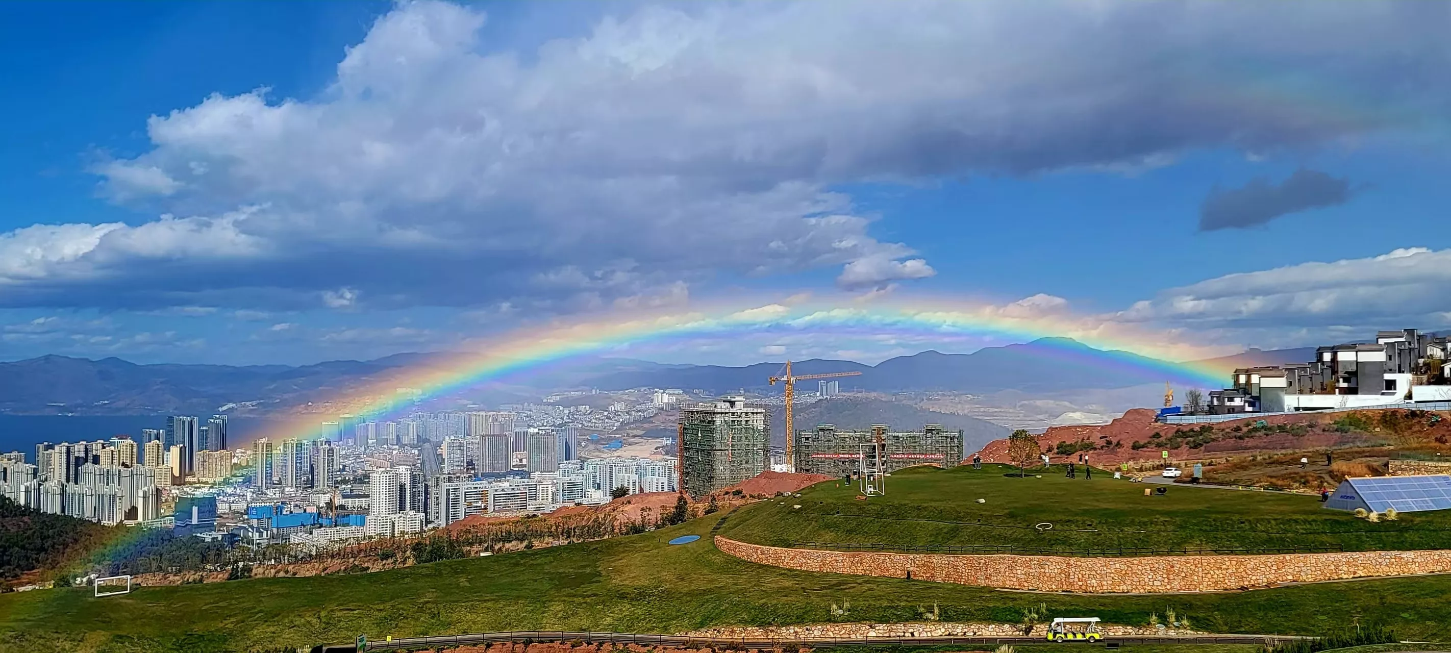 小G助手软件：科技进步带来的服装行业变革与失业危机的应对策略