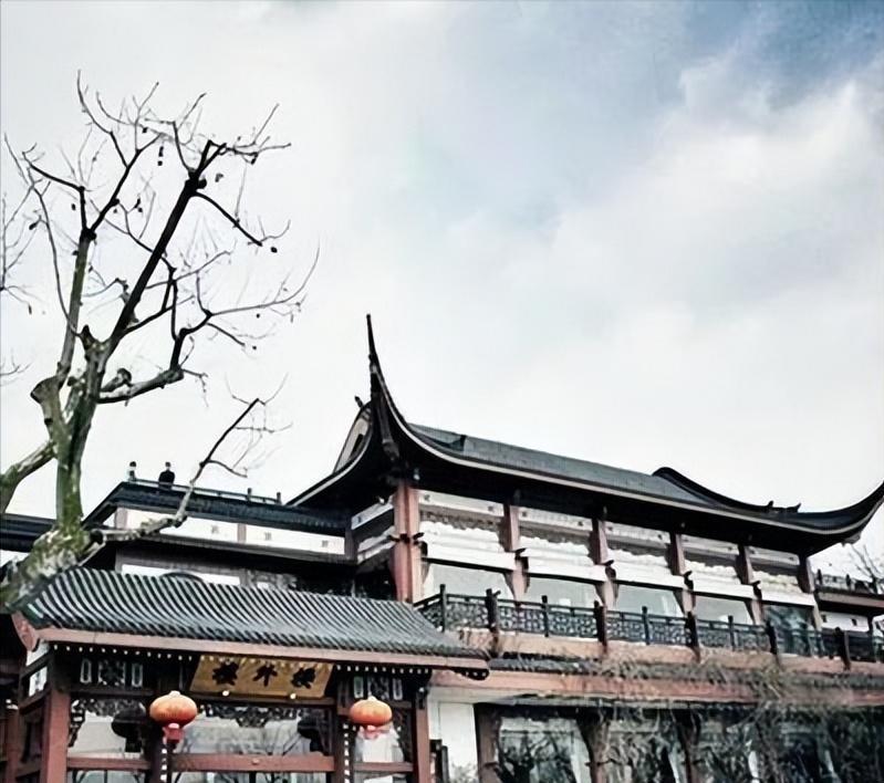 单单助手：周总理在楼外楼宴请外宾，糖醋丸子引发的误会与谦逊精神