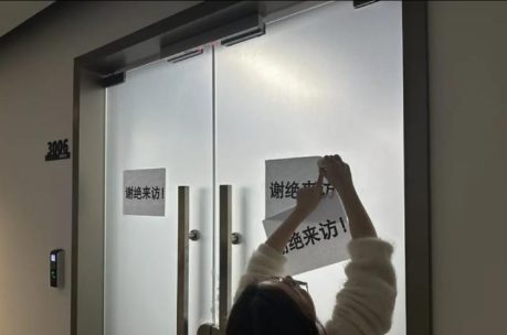 易评助手：武汉光谷凌晨AI奇迹，程序员熬夜编程引爆热搜，Manus成为黑科技焦点！