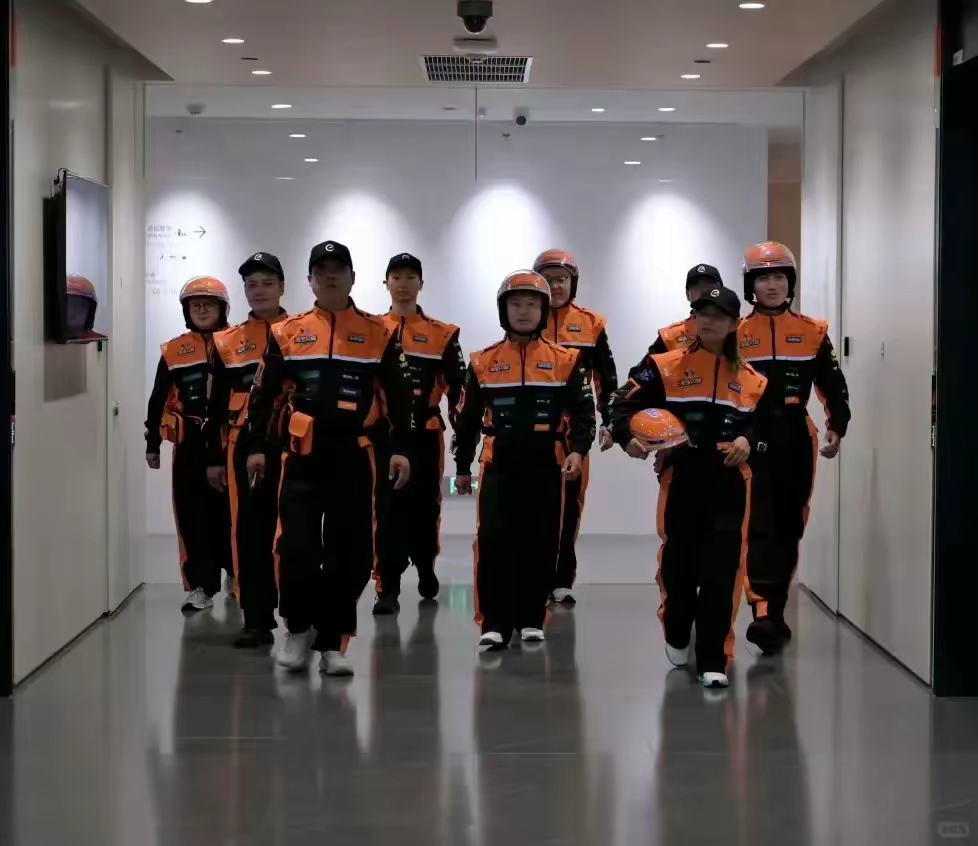 小C助手:外卖工服逆袭,中产身份象征的冲锋衣为何不敌50块的实用选择? 小C助手:外卖工服逆袭,中产身份象征的冲锋衣为何不敌50块的实用选择?