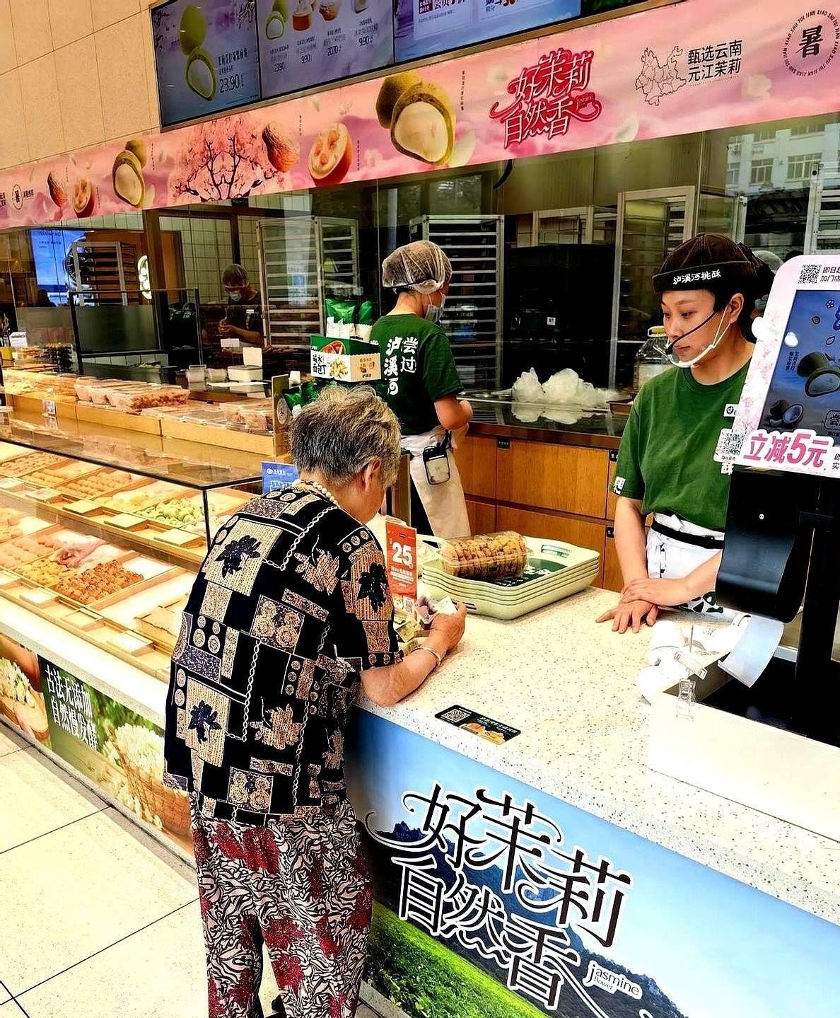 爆款助手：老年人逆袭，手机支付与手工温情的新时代交织