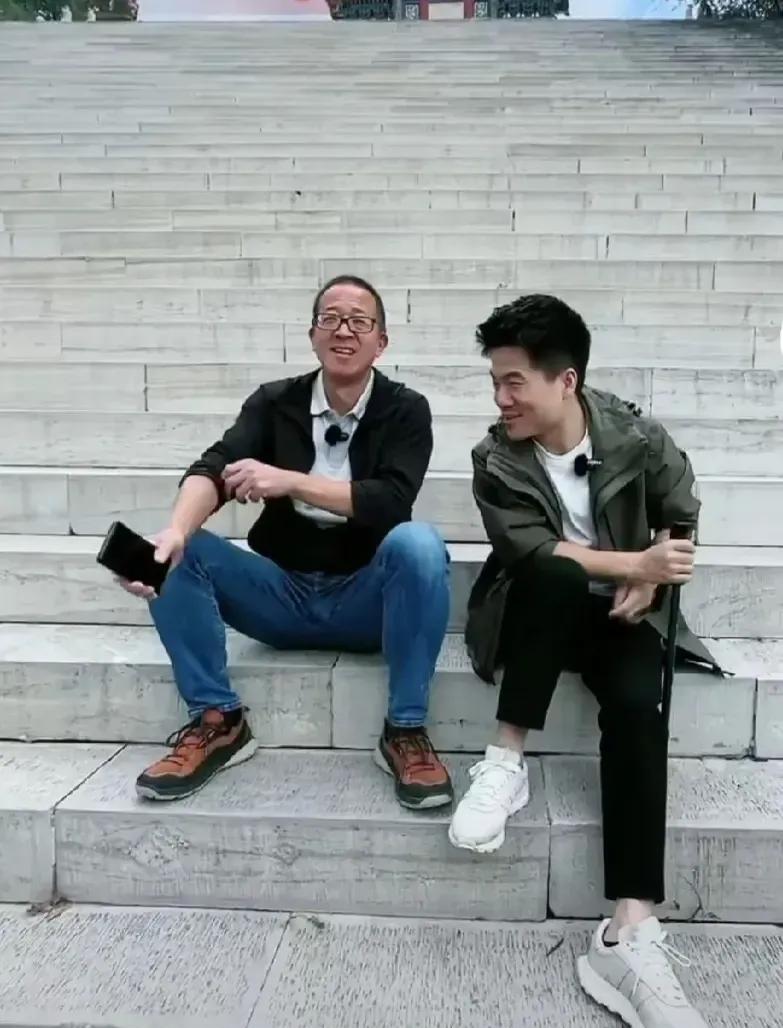黎明助手：董宇辉直播讲书引发的文化风潮与李国庆的困惑