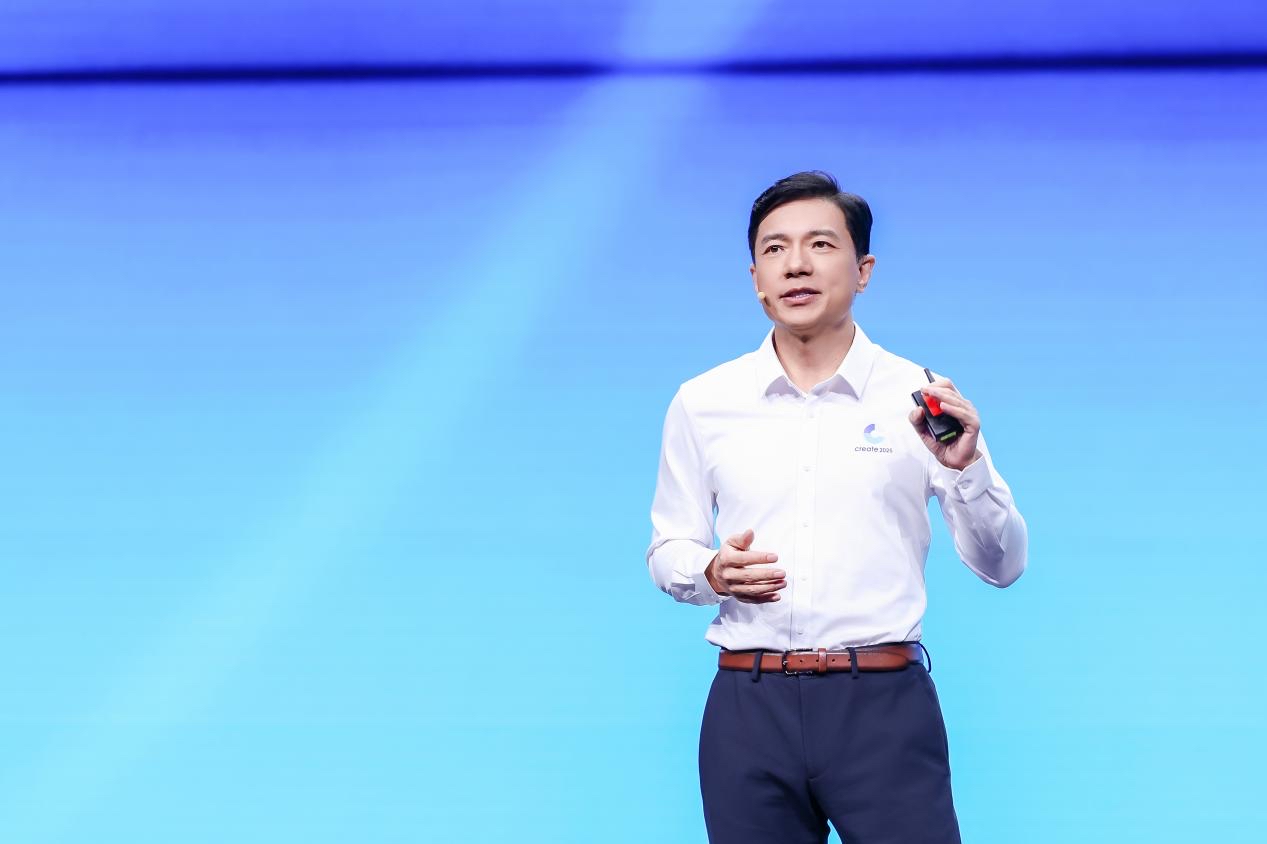 小Q助手：百度AI大会，李彦宏发布超高性价比模型，助力普通人轻松应用AI技术