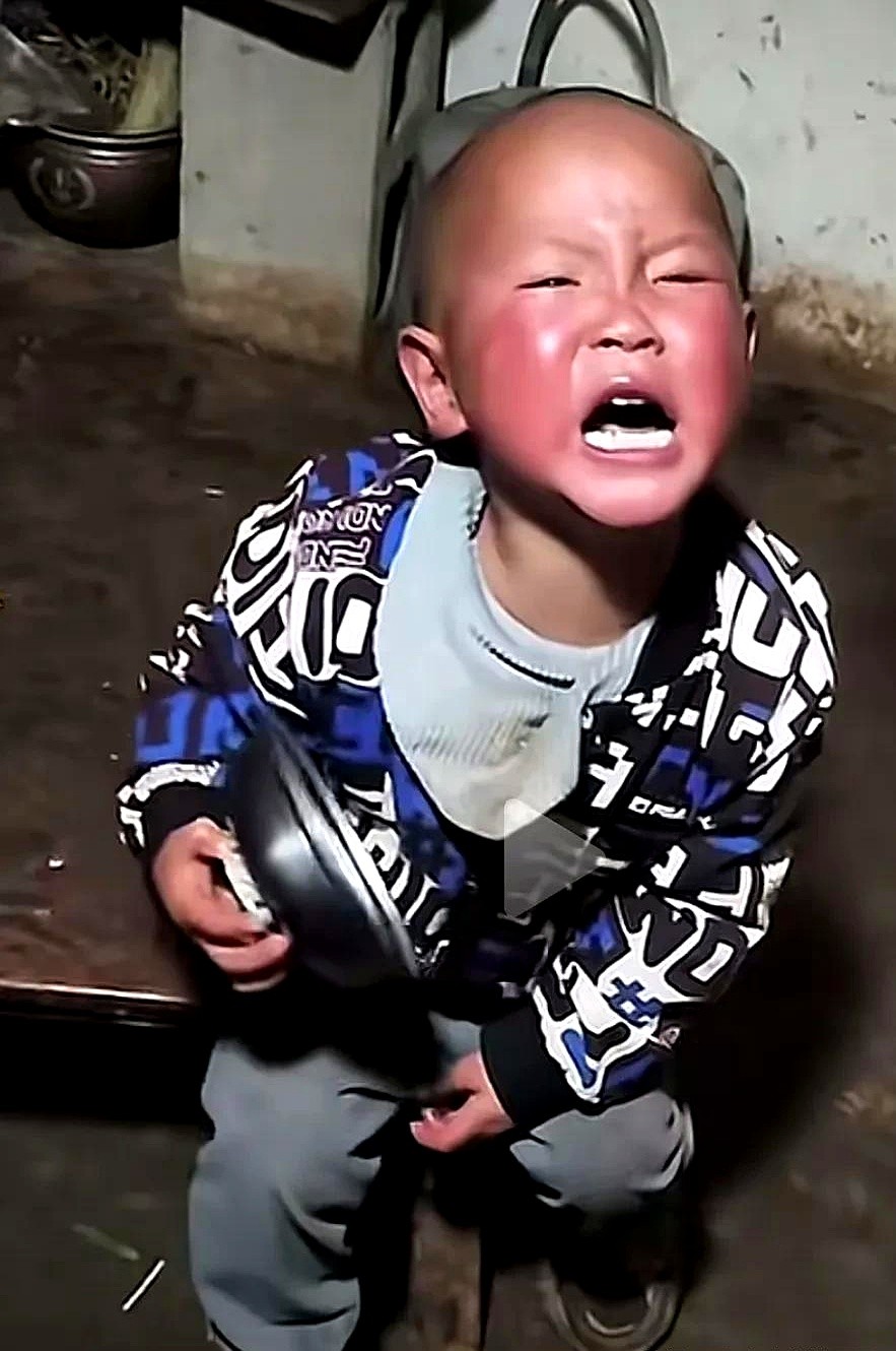 易单助手：孩子争抢食物的直播带货现象，教养与流量的悖论
