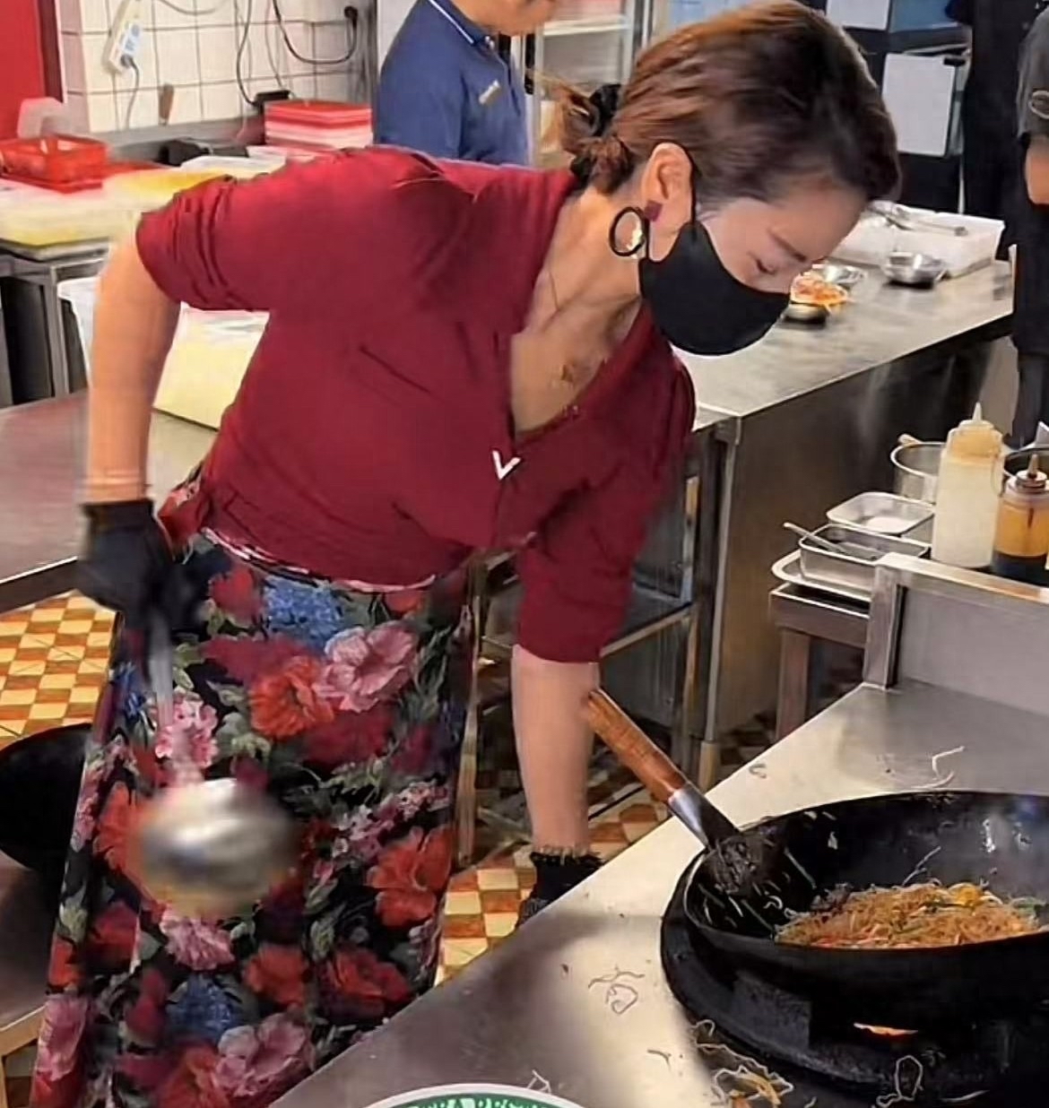 TK助手：东莞“炒粉姐”，28元一碗的坚守与温暖，网友称值280元也不贵