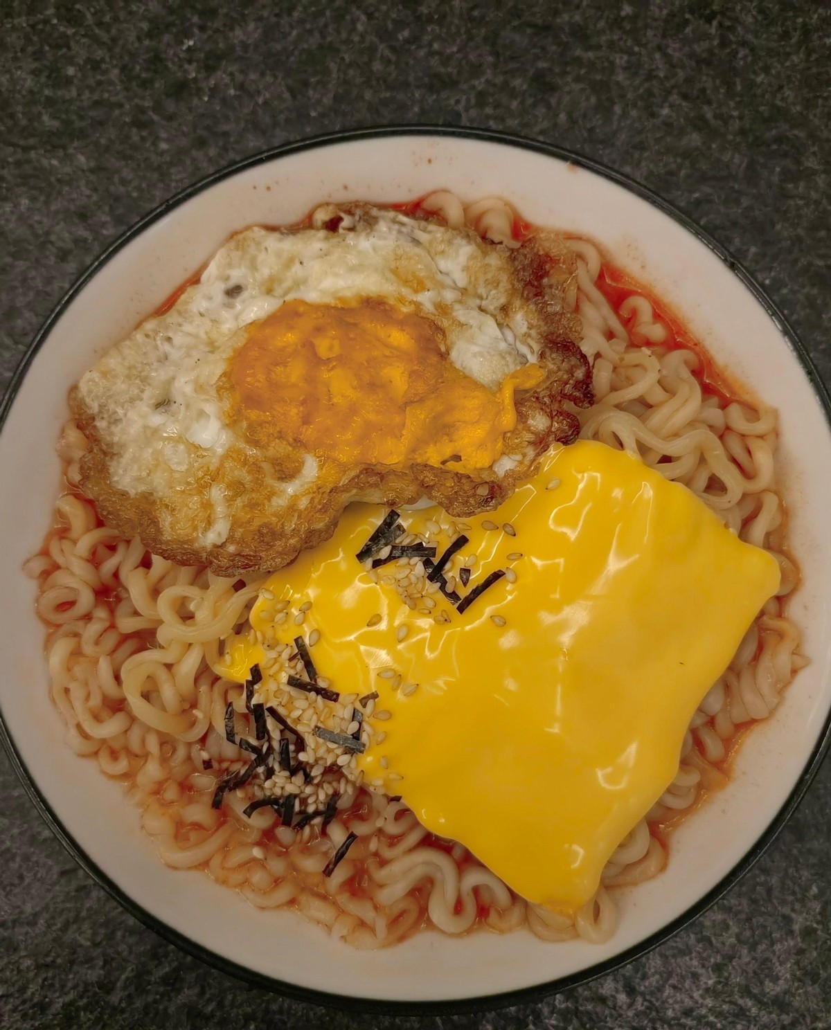 易单助手：方便面热销揭示全球经济压力，消费降级背后的危机信号