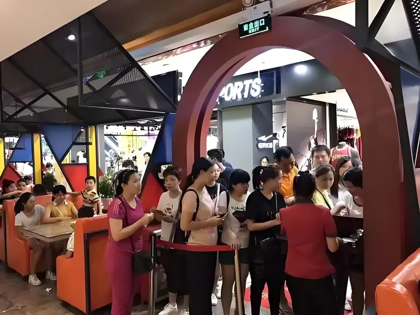 黎明助手：五一假期商场就餐高峰，服务行业的挑战与应对策略