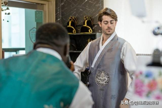 琦玉助手官网入口：舆论风暴中的文化误解，小店主的诚信与流量游戏的真相揭秘