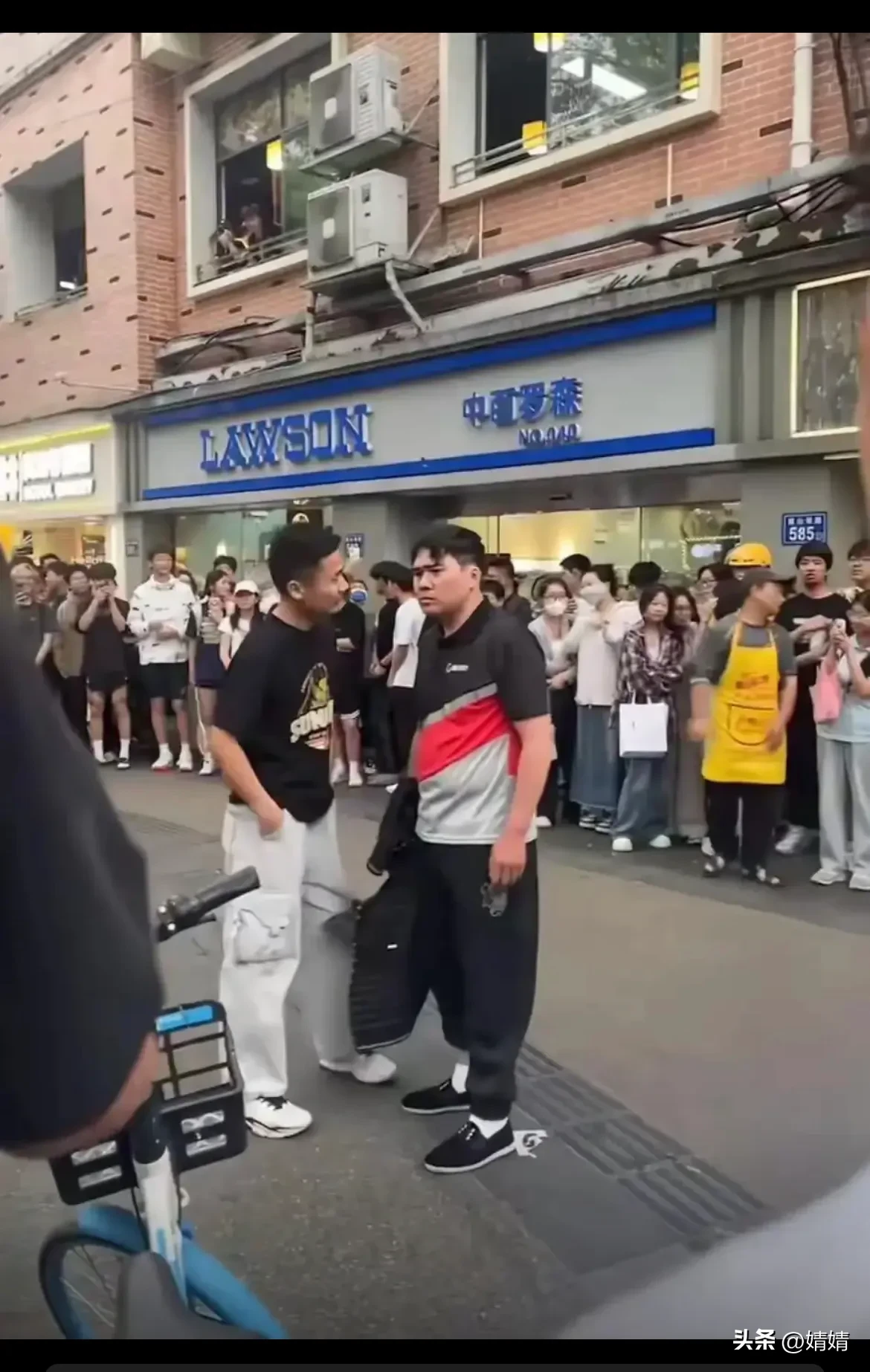 权重大师小号：顺丰快递小哥目睹女友与他人约会，网友热议网红情感不靠谱现象