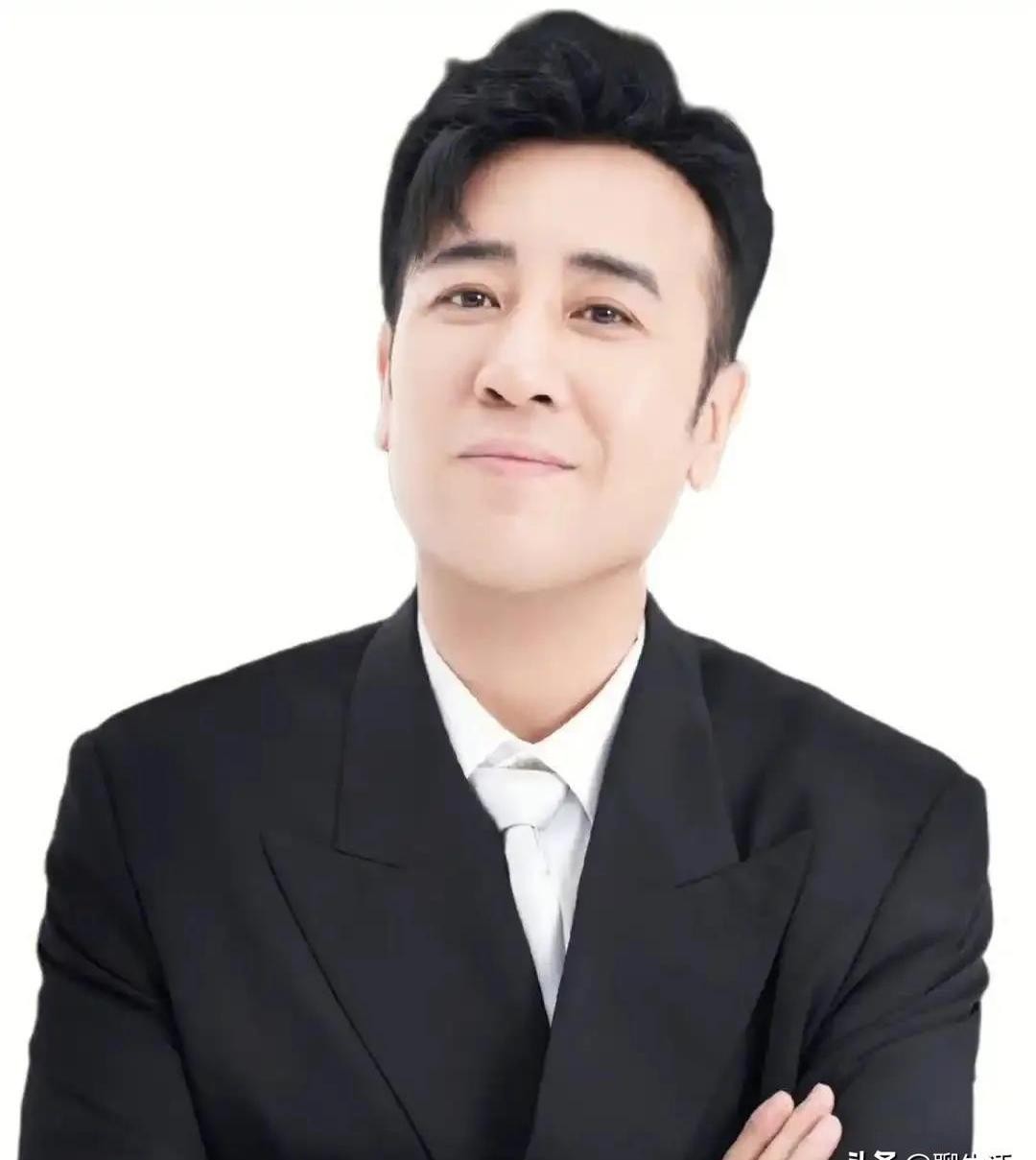 创优助手：于和伟回东北过年，拒绝合影引发网友热议，明星维权需谨慎
