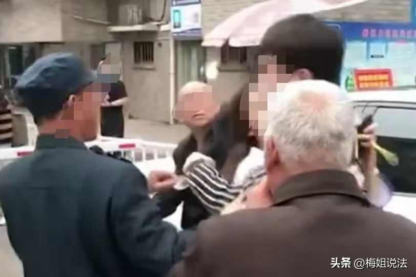 超单助手网站：情侣与老人冲突事件，法律责任与社会反思