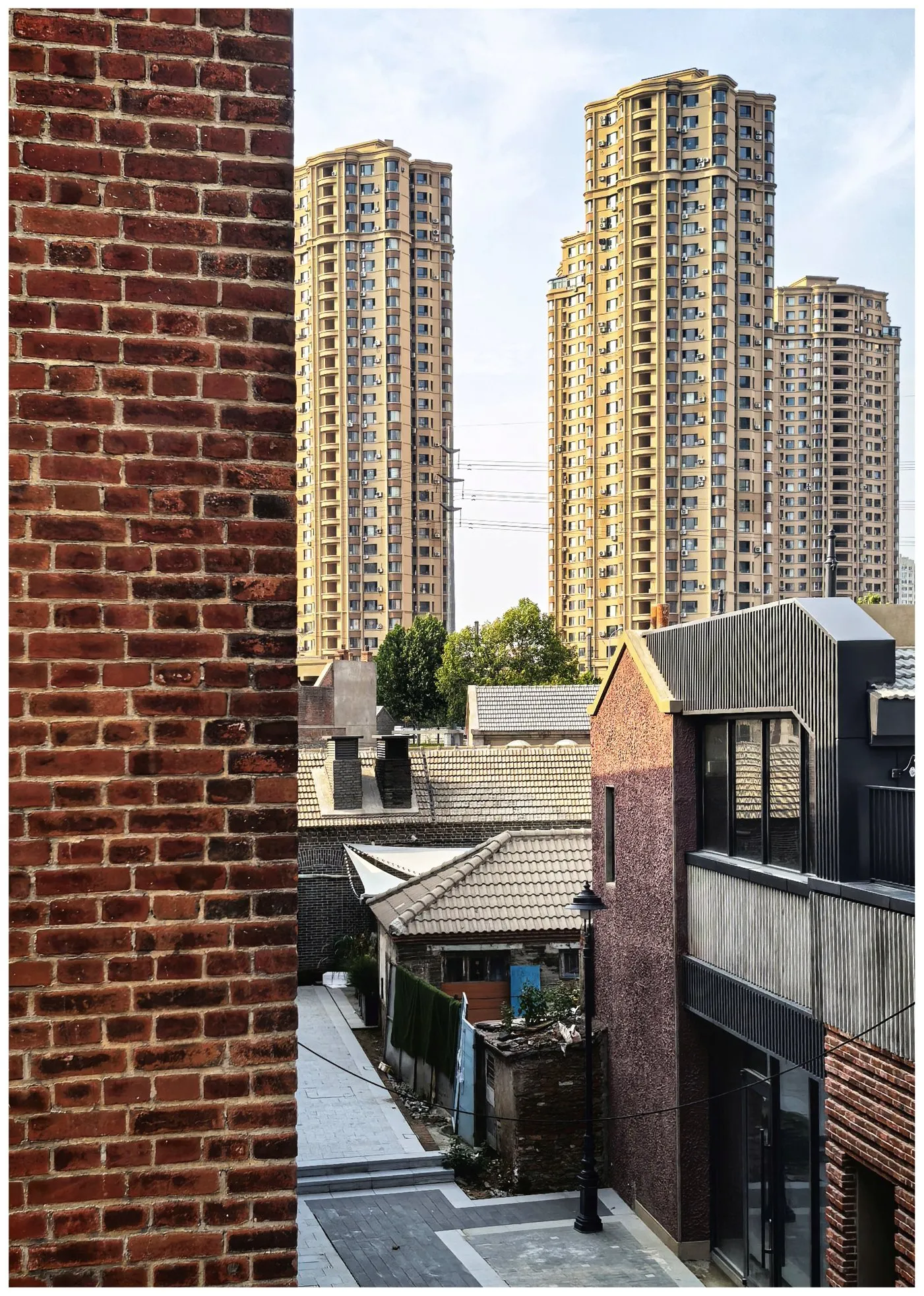 猎拼助手下载安装：东关街的华丽蜕变，老街改造中的文化传承与居民情感交融