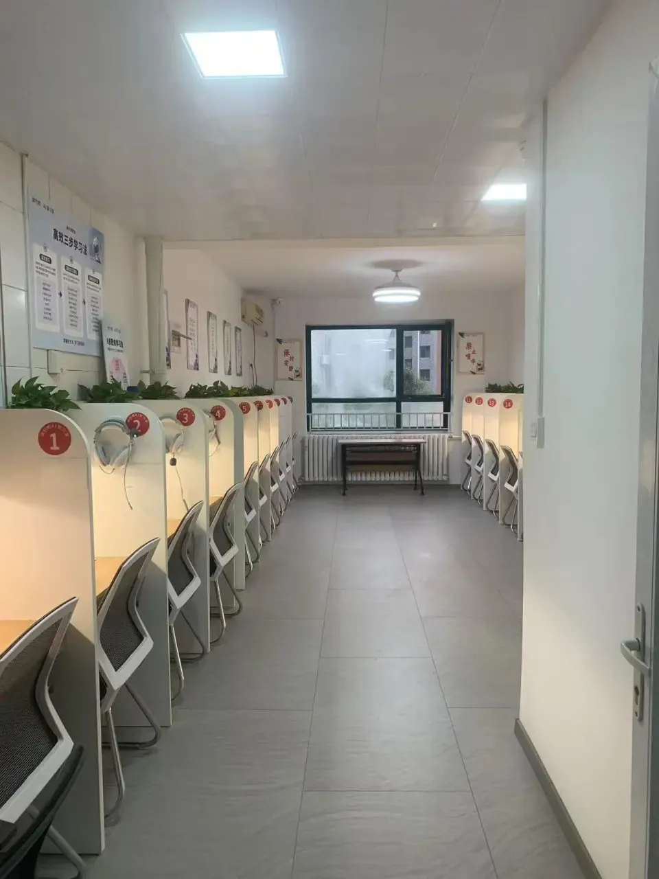多单助手：65岁女教师加盟创业失败，智习室背后隐藏的投资风险揭秘