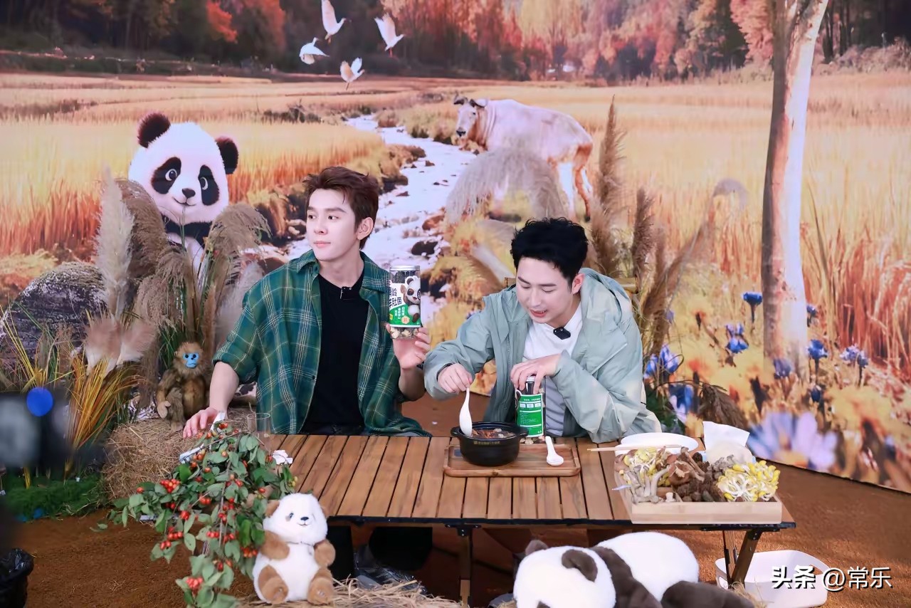 多多出评助手：李佳琦助农直播售罄10万件，实用新玩法刷新公益带货模式