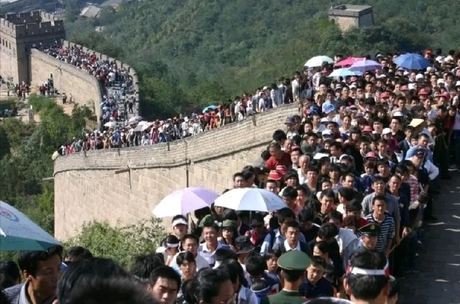 小G助手：旅游热潮背后的心理与经济因素分析，为何人们在困境中仍选择出行