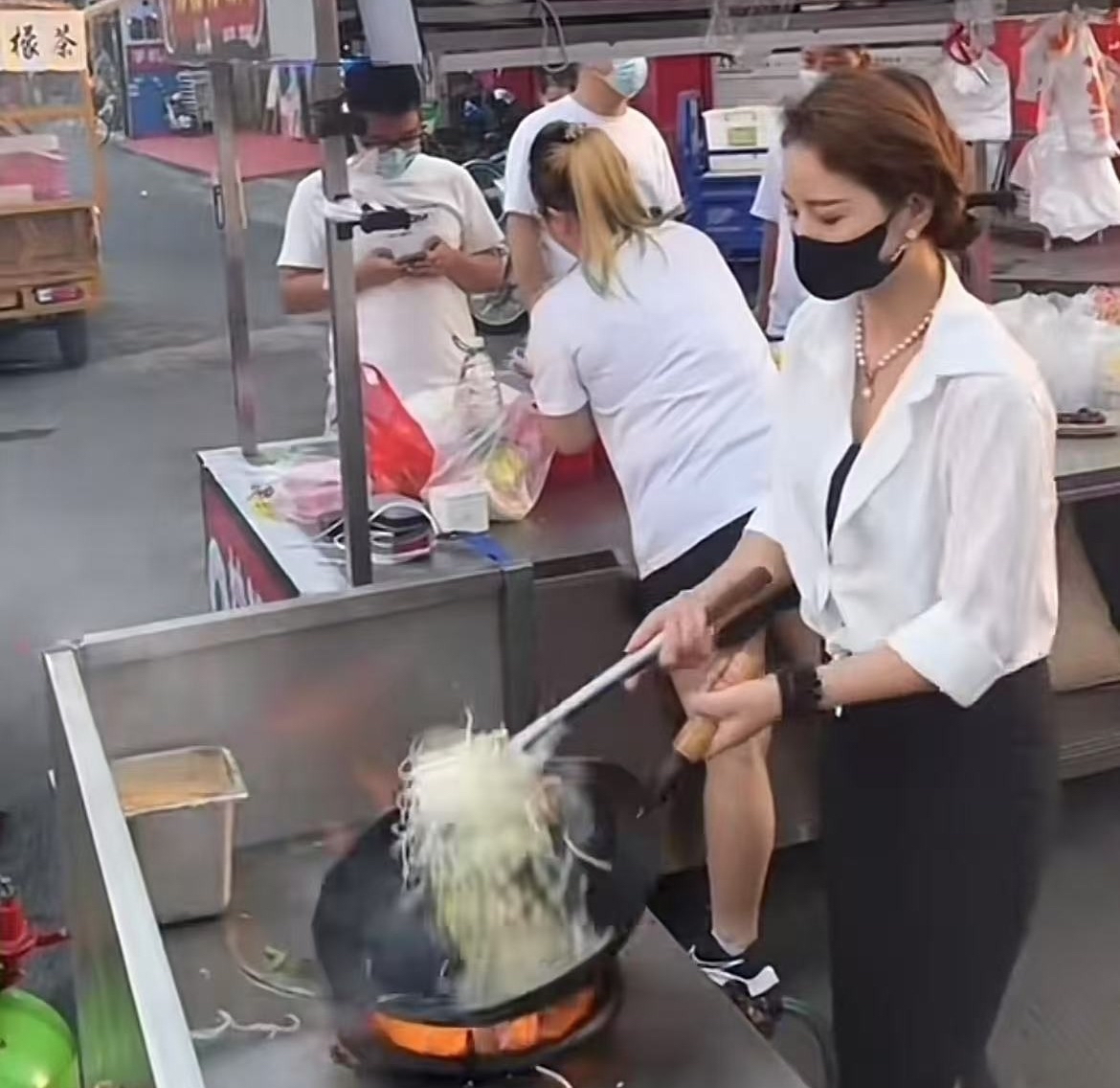 TK助手：东莞“炒粉姐”，28元一碗的坚守与温暖，网友称值280元也不贵