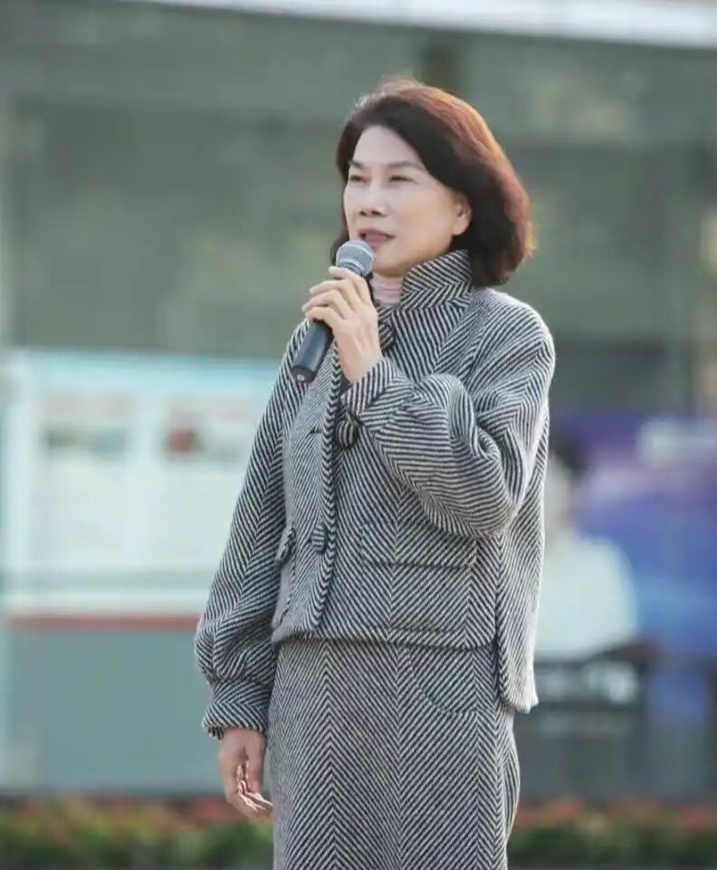 易拼团：董明珠，用实力赢得美丽，女性应专注事业超越外貌焦虑