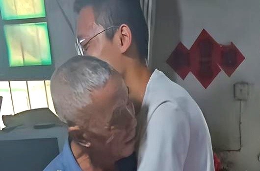 快火助手出评软件：七旬老爷子卖鸡助孙上名校，感动全城！