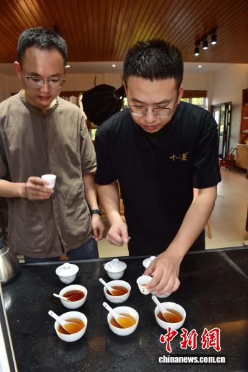 潜力鸭：武夷山岩茶销售旺季开启，茶农严控炭焙火候助力品质提升