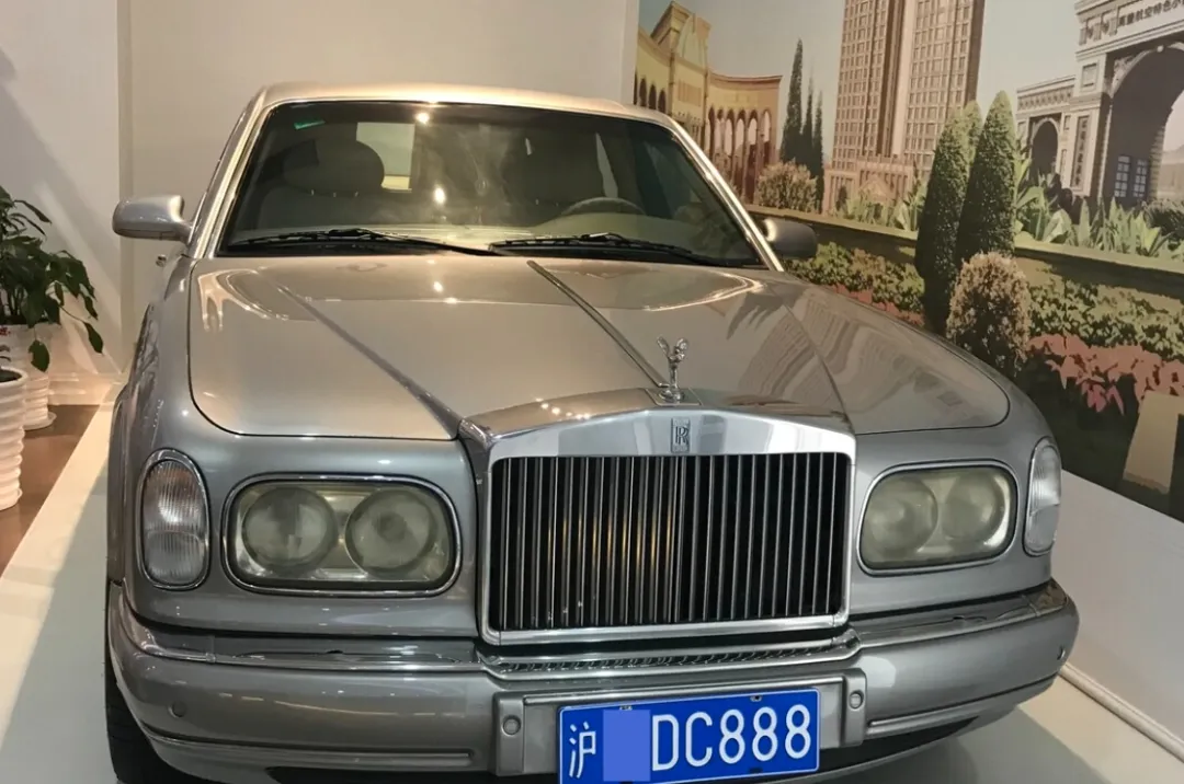 易评助手：从拖拉机手到百亿女企业家，陈爱莲的励志传奇与豪车座驾展示
