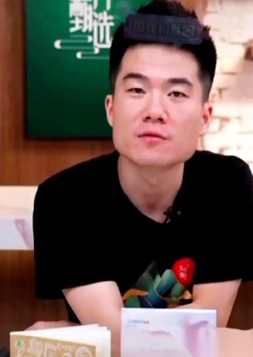 小评评助手：董宇辉与老罗的恩怨，从文化人到商业人的职业转变