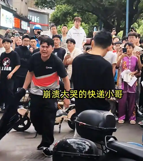 小评评助手使用方法：快递小哥撞见女友出轨，崩溃大喊，再也不相信爱情！