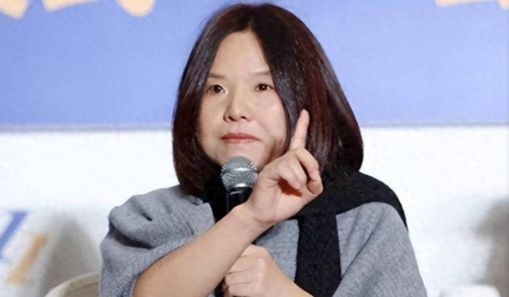 无名助手：女首富何巧女，欠债200亿却捐96亿，背后的双标真相与社会反响
