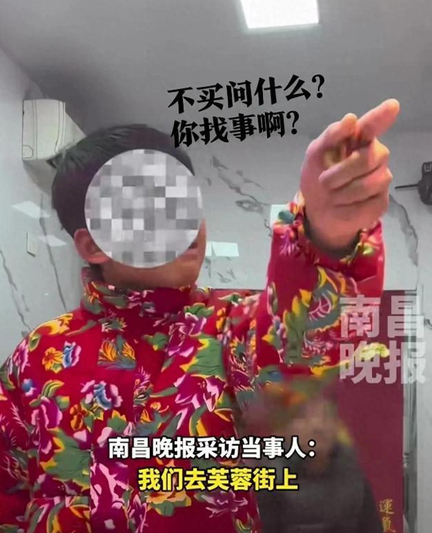 易出评软件：小男孩卖糖葫芦怼顾客引热议，网友调侃，只问不买成新风潮！