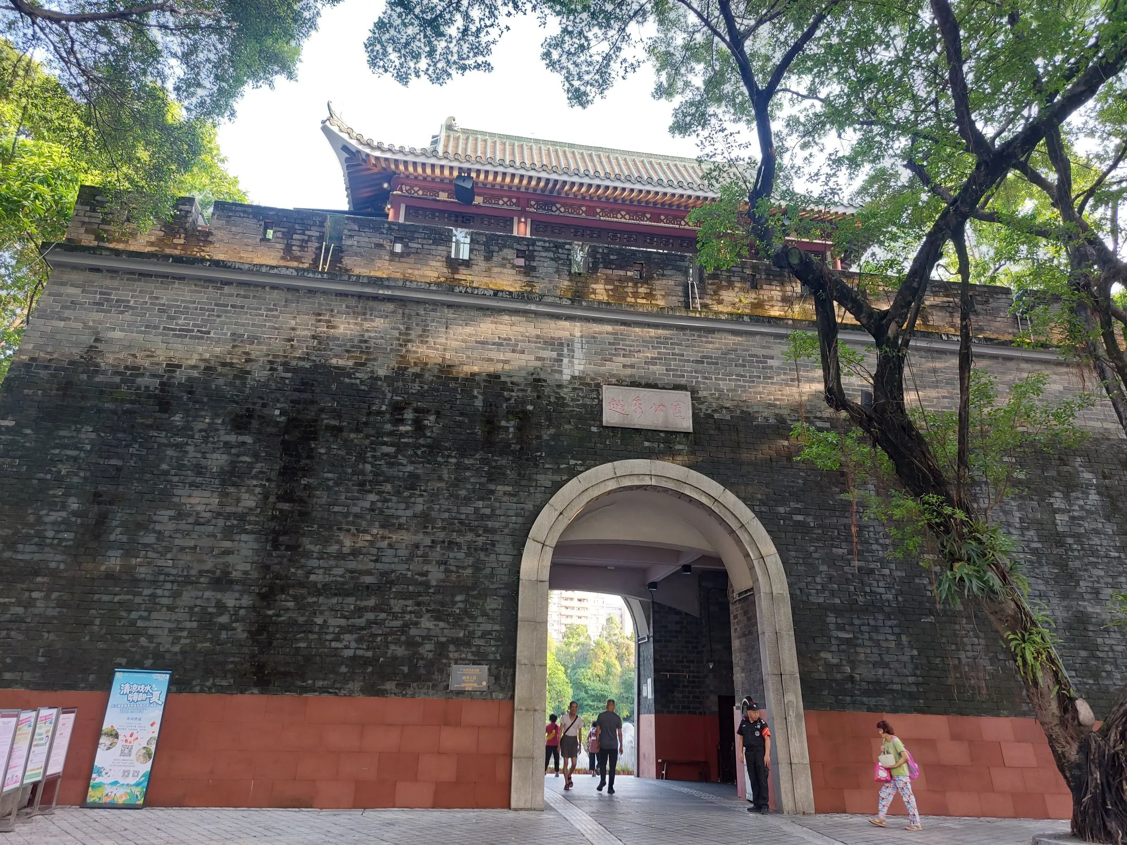 小评评助手网站：社交下沉，富婆的生意经与底层人的财富观