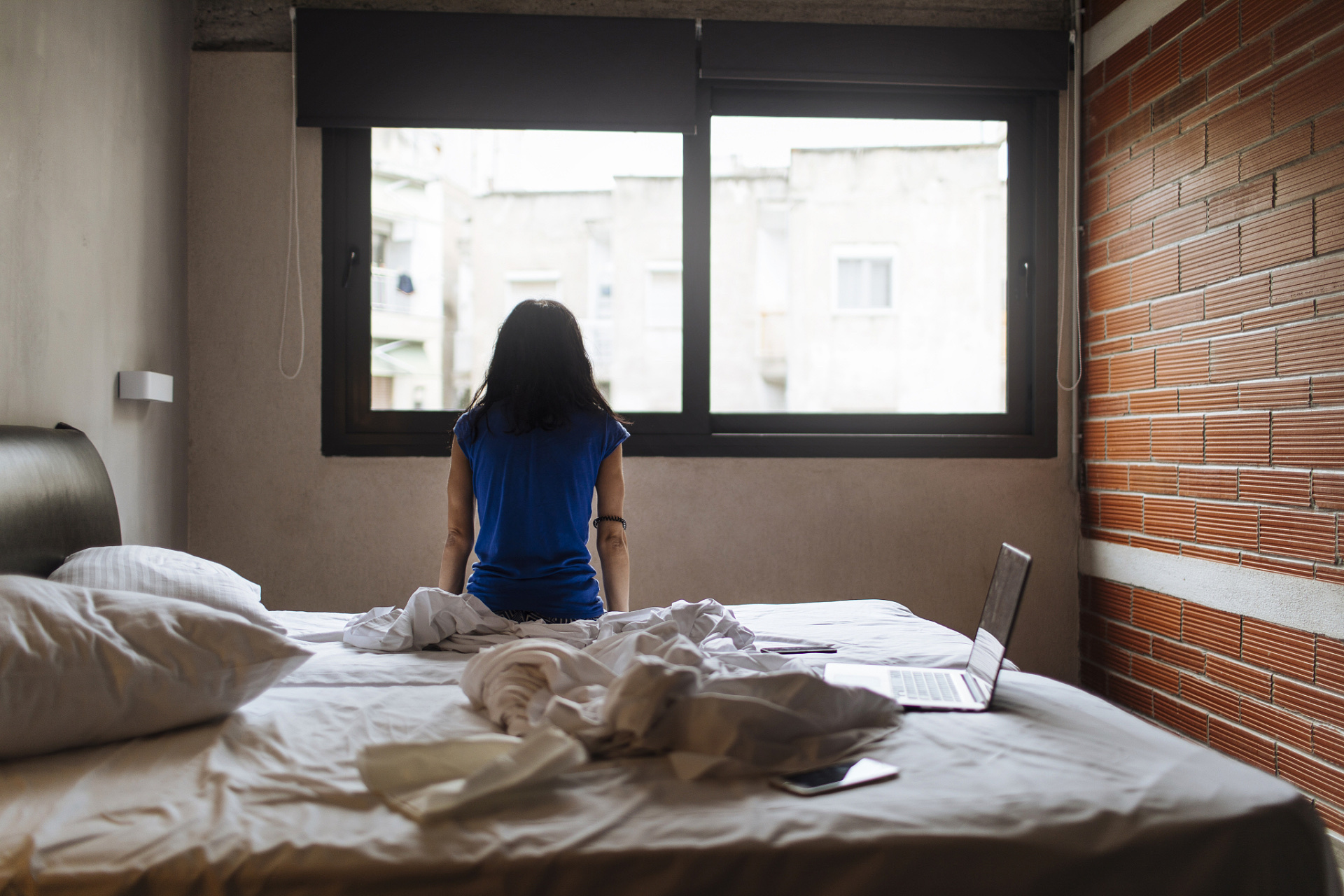 易评助手下载：独居者的无奈，一场重病暴露生活孤立与亲情缺失问题