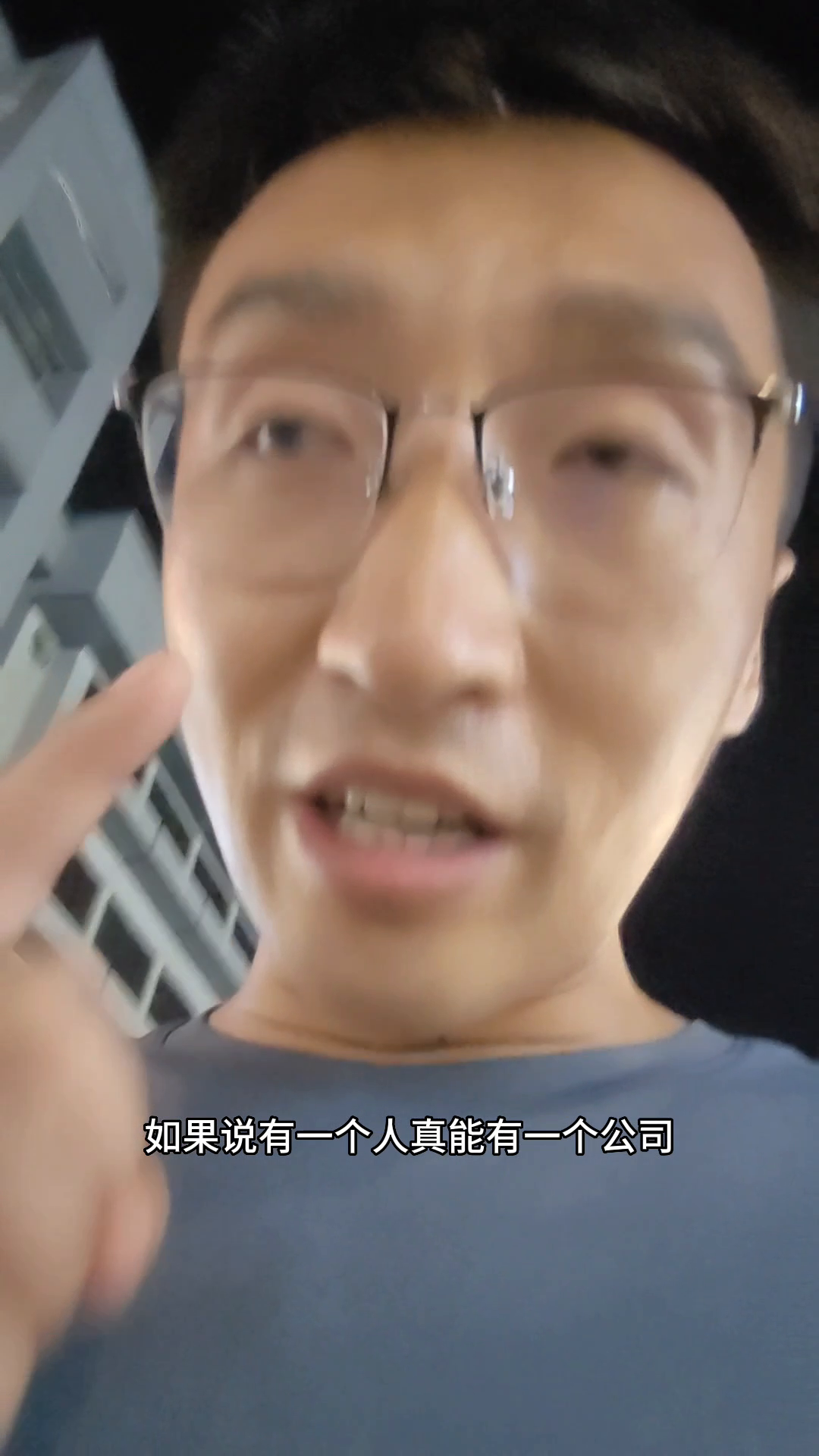 小Q助手邀请码：广场摆摊观察，如何通过解决需求创造成功生意？