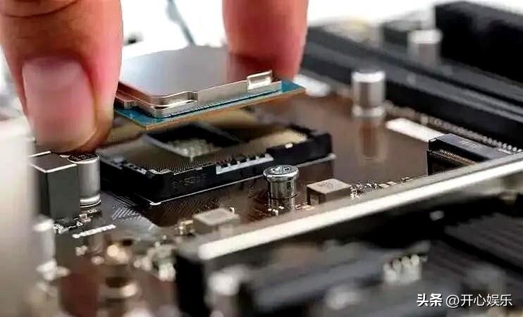 潜力鸭：2024年中国芯片产业逆袭，出口超万亿，技术突破与挑战并存