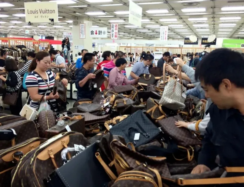 无名助手：年轻人消费新趋势，存钱多买金条，奢侈品折扣成主流