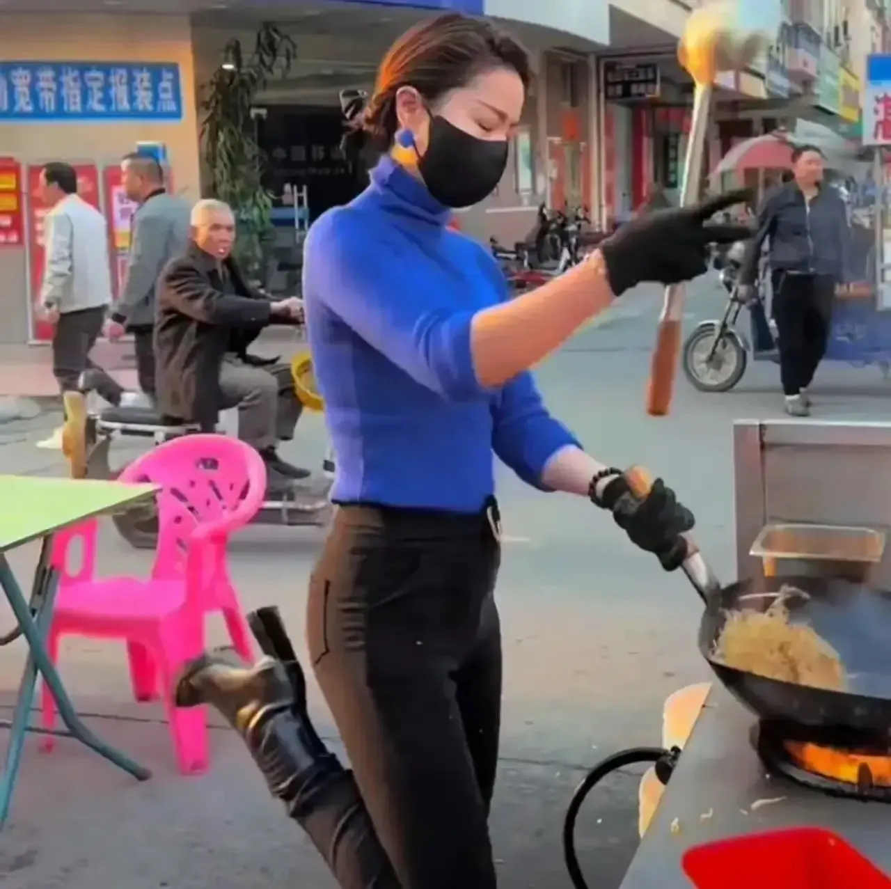 榜单助手：从街边摊到网红店，炒粉姐的创业反思与人气跌宕故事