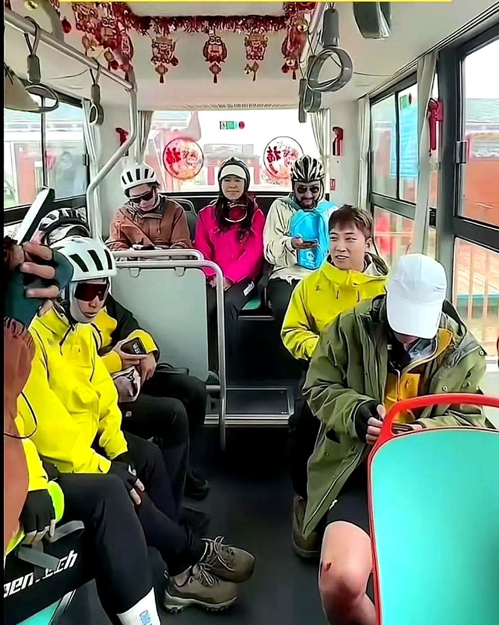 小Q助手入口：俞敏洪骑行翻车搞笑瞬间，摔跤也能自嘲的成功人生哲理