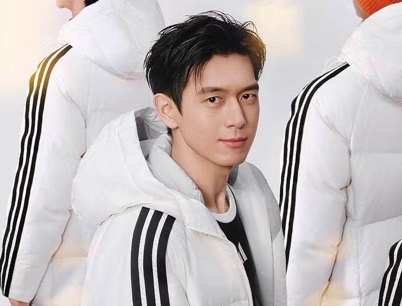 超评助手靠谱吗：李现街拍引发热潮，阿迪达斯销量暴涨成年轻人追捧焦点