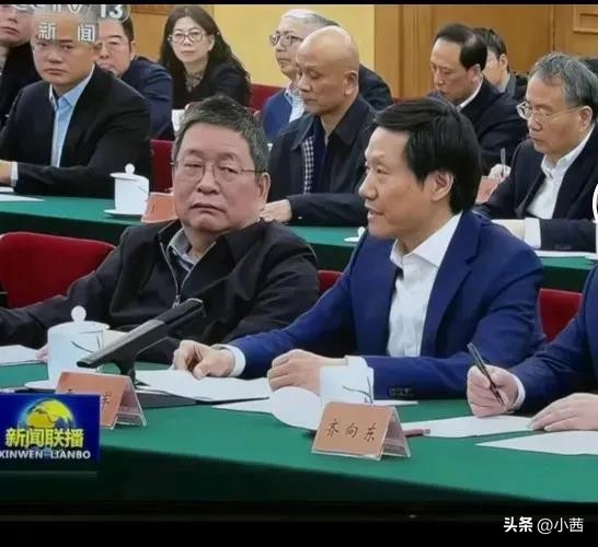 蓝天助手：商业巨头聚首，雷军紧张反常与AI大佬不记笔记之谜