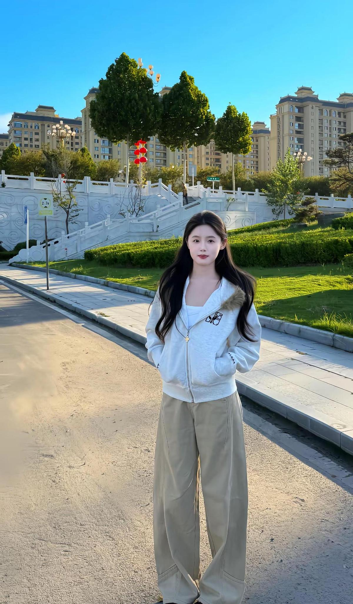 超单助手出评软件：灰毛衣引发的时尚革命，年轻人重拾旧衣，追求‘能穿三年’的生活哲学