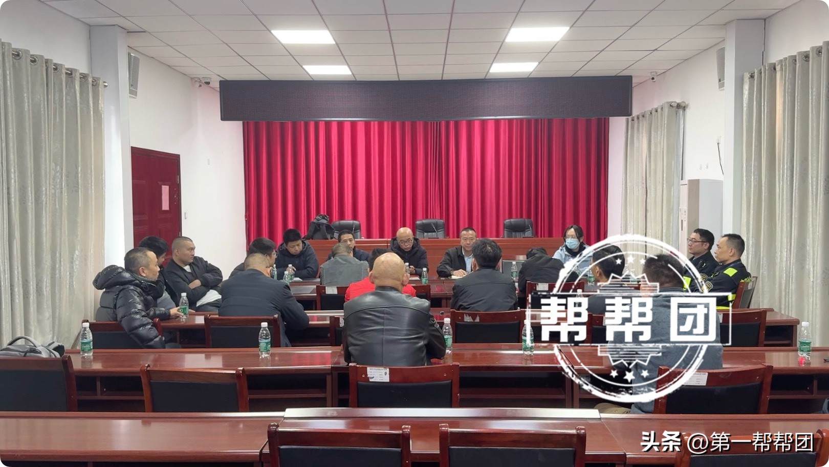 Y助手：整治快递违规收费，福州市推行人工与智能柜相结合的服务模式