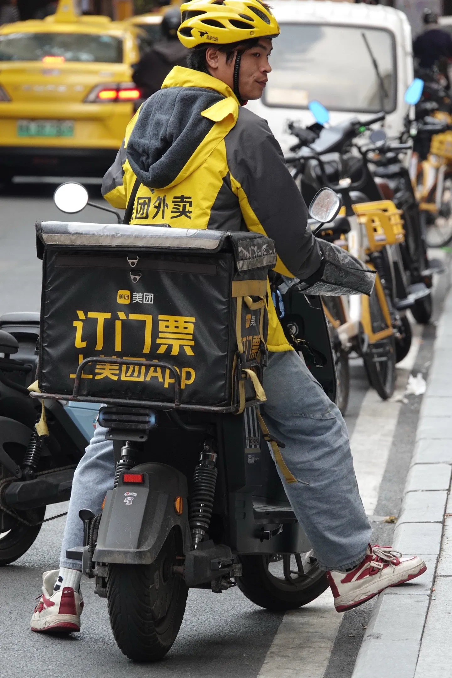 小G助手靠谱吗：美团饿了么外卖骑手期待社保落地，关注权益保障与收入透明化