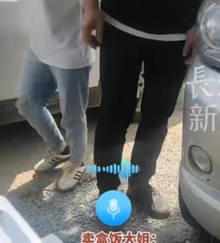 小评评助手小号：杭州女子卖盒饭遭威胁，农民工挺身而出助她抗争困境