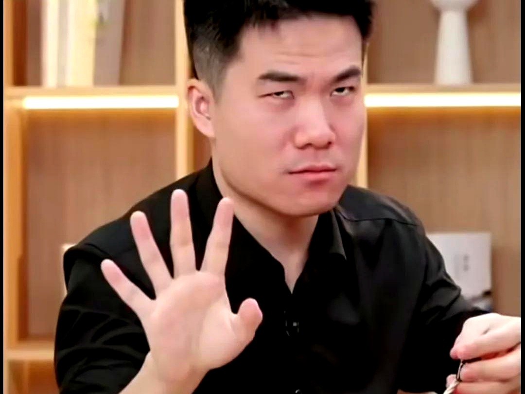 多多出评软件：董宇辉直播调侃宣彤，社交恐惧与幽默反差的真实瞬间