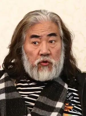 多成团助手：72岁张纪中与31岁娇妻的爱情逆袭，反骨秀恩爱的跨世纪CP