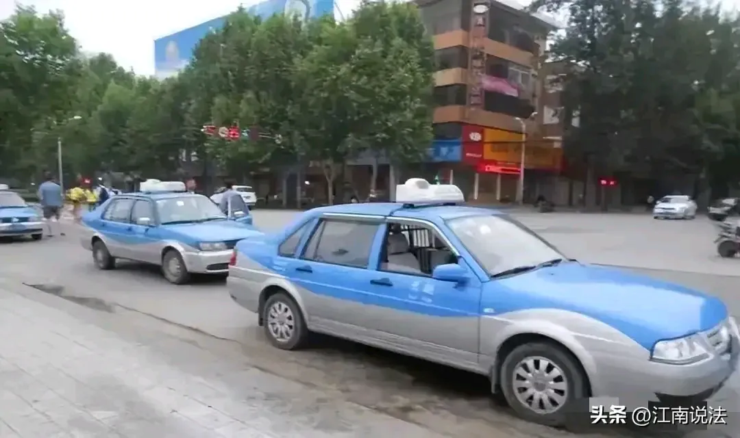新小x助手：陕西出租车司机因接病人被扣车，挑战权力任性引发社会热议