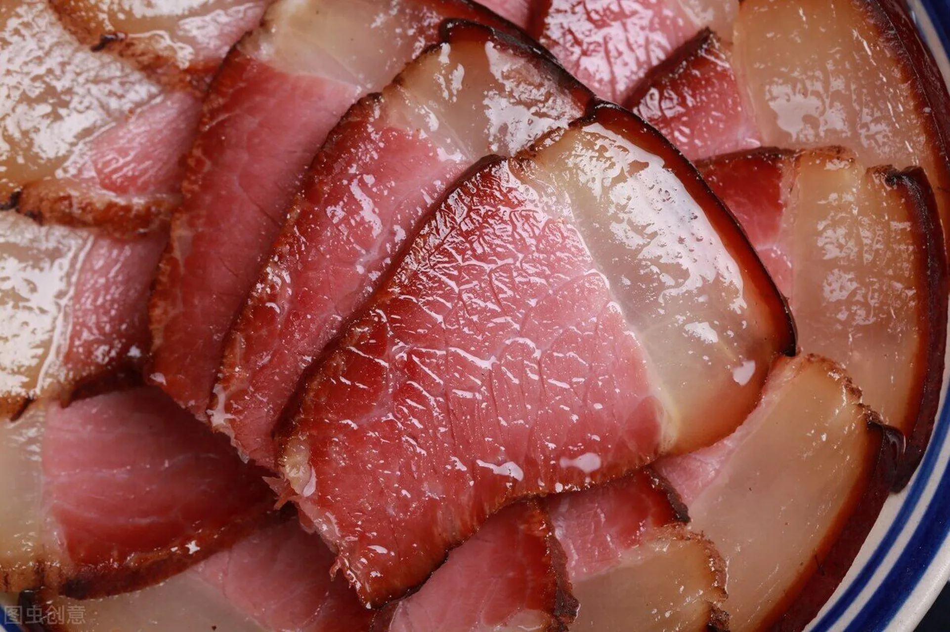魅力狗：农村柴禾灶与烟熏腊肉，传统美食的消逝与回味