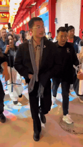要火助手补单软件：当网红光环掩盖真实价值，流量时代的社会心态该如何反思？